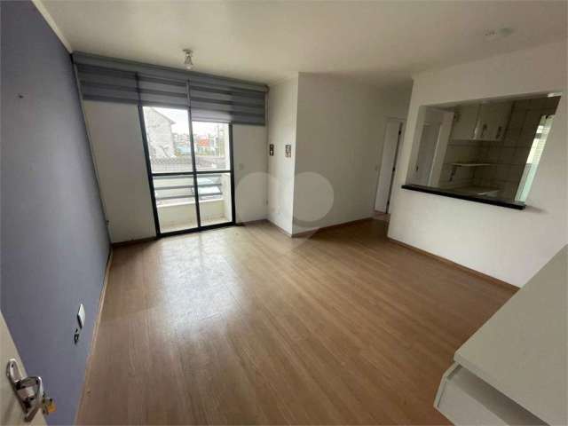 Apartamento à venda com 2 dormitórios, sala para 2 ambientes, varanda e vaga na Vila Mazzei