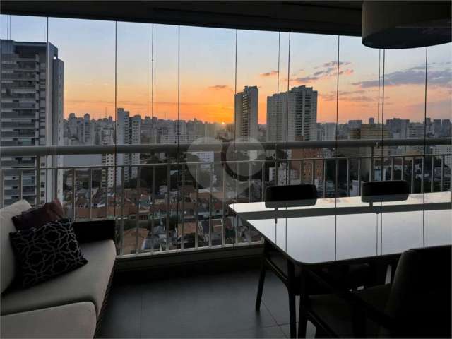 Lindo apartamento na Aclimação com varanda gourmet em andar alto.