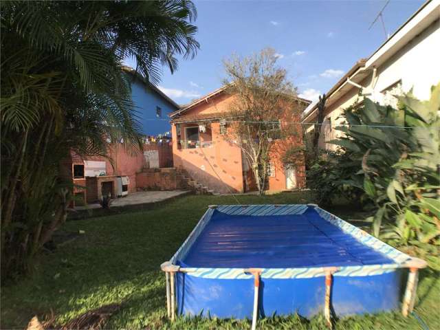 Vende-se: Terreno com Casa Térrea e Quintal Grande, no Horto Florestal!