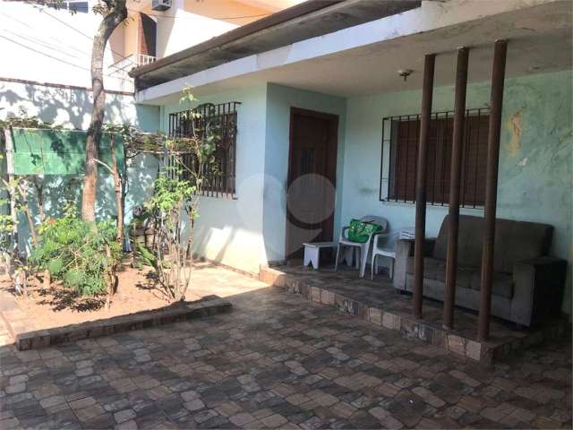 Vende-se casa para ponto comercial.