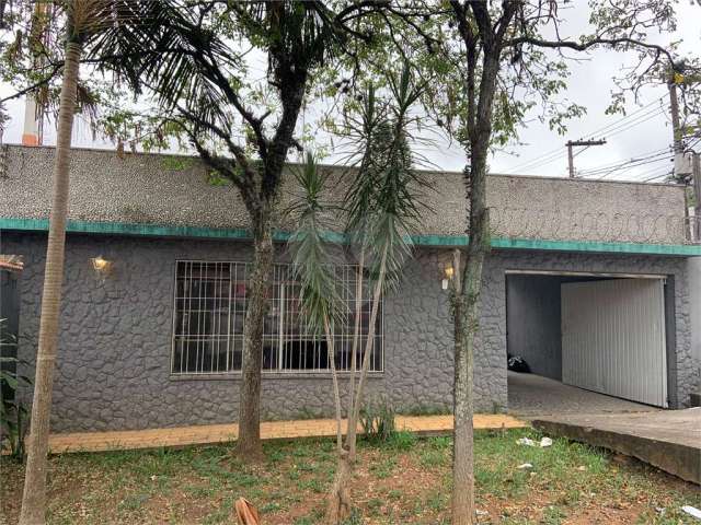 Casa de esquina a venda para moradia ou atividade comercial zoneamento ZCOR1