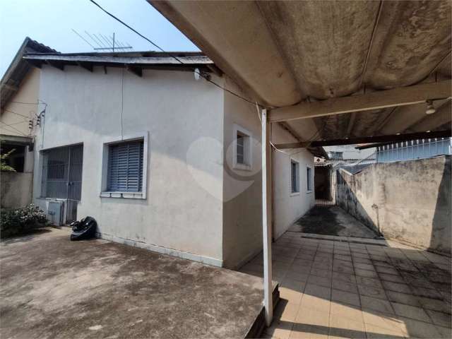 casa terrea com terreno medindo 11.70 de frente com  3 dorms e 3 vagas