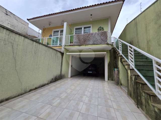 Casa térrea assobradada com 3 quartos, 3 vagas, quintal e fácil acesso ao metrô em Vila Mazzei - SP