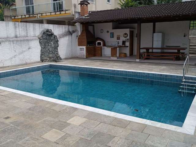 Vende-se Casa com 4 suítes, 2 com closet, 4 vagas de garagem, piscina, no Horto Florestal