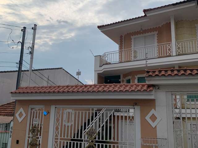 Vende-se maravilhoso sobrado com 3 suítes e 4 vagas, 228 m