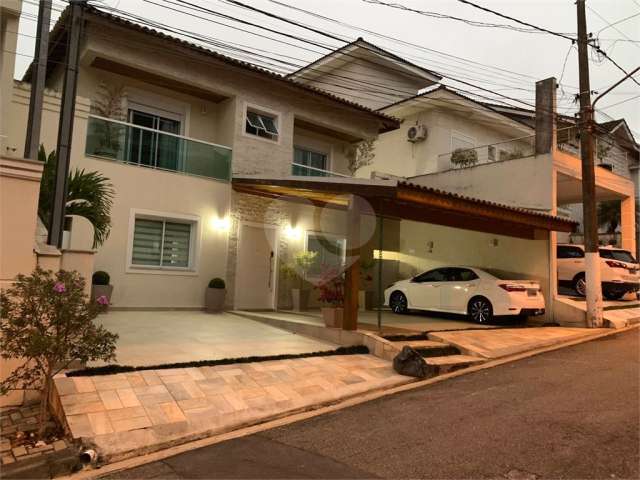 Lindo Sobrado no condomínio Mirante do Horto com 345 m²