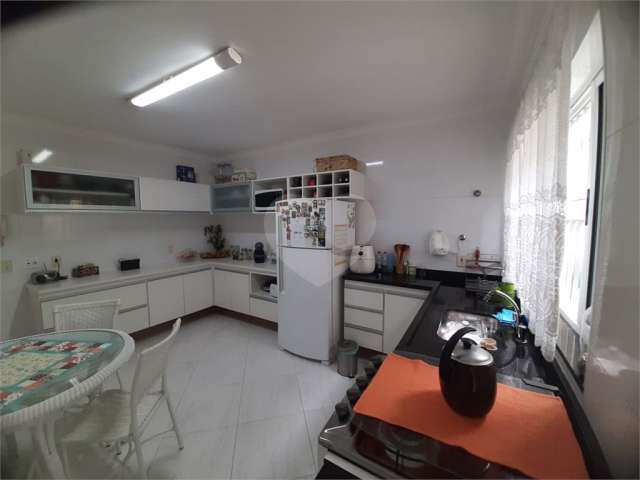 Sobrado com 112m2, 3 quartos, sendo 2 suítes, sala, cozinha, 3 banheiros e 2 vagas de garagem