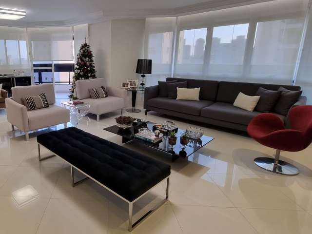 Apartamento amplo e totalmente reformado no Jardim São Paulo, um por andar.