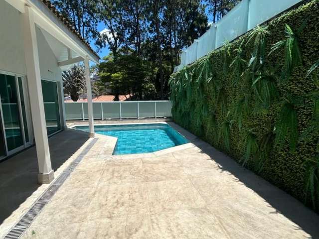 Casa em condomínio fechado de alto padrão, 4 suítes e 4 vagas, piscina e churrasqueira privativa