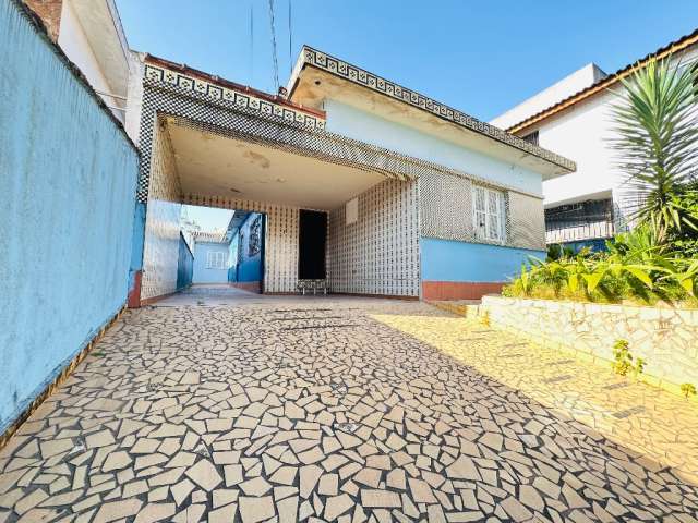 Casa com edícula em SV