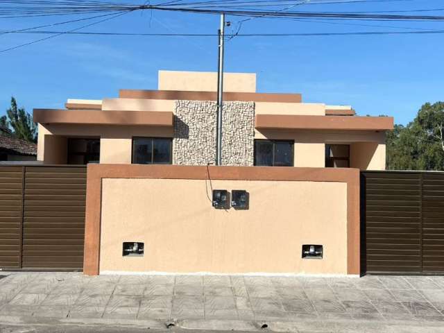 Excelente casa, ótima localização, acabamento diferenciado, possuindo dois pavimentos.