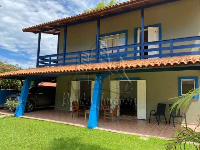 Sobrado estilo Rústico em Condomínio na Martim de Sá, à 400 metros do Mar.