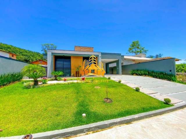 Maravilhosa casa com arquitetura moderna e um conceito sofisticado em condomínio fechado no mar verde em caraguatatuba.