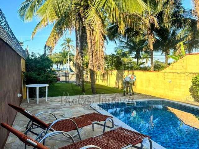 Casa Estilo Colonial Frente ao Mar na Praia das Palmeiras