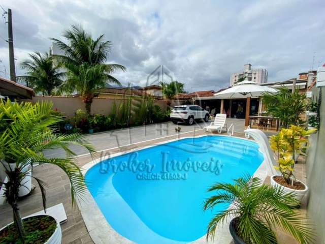 Casa muito Charmosa na Praia Martim de Sá, à 400 metros do Mar com piscina e Area Gourmet