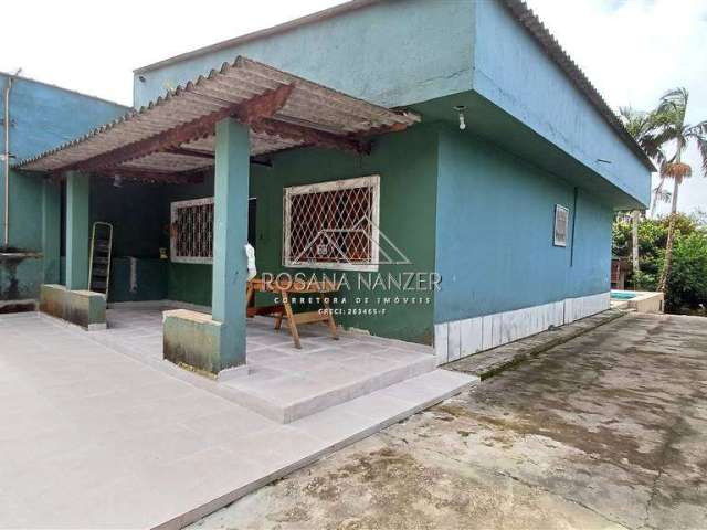 Casa com piscina e perto de cachoeira.