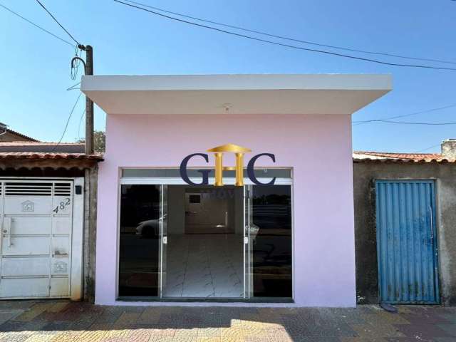 Alugo casa comercial, com ótima localização no Centro de Salto de Pirapora/SP  Rua Berlamino Cerqueira Cesar, 482  CASA: - Sala; - Cozinha; - 2 lavabo