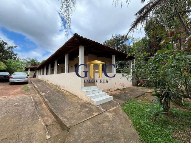 VENDO CHÁCARA NO CONDOMÍNIO ARCO ÍRIS EM SALTO DE PIRAPORA/SP Área terreno: 1.000m² / Área construída: 257m²  CASA PRINCIPAL: - 3 dormitórios amplos;