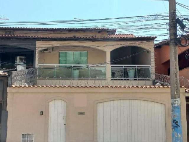 Casa Duplex para Venda em São Gonçalo, Centro, 3 dormitórios, 1 suíte, 4 banheiros, 3 vagas