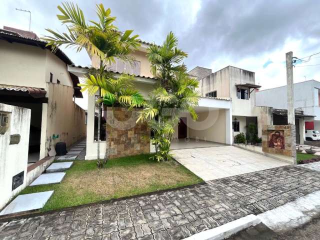 Casa com ótimo espaço interno em Condomínio Fechado !