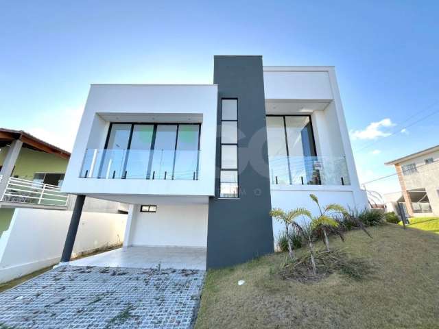 Casa com muito espaço interno em condomínio Fechado