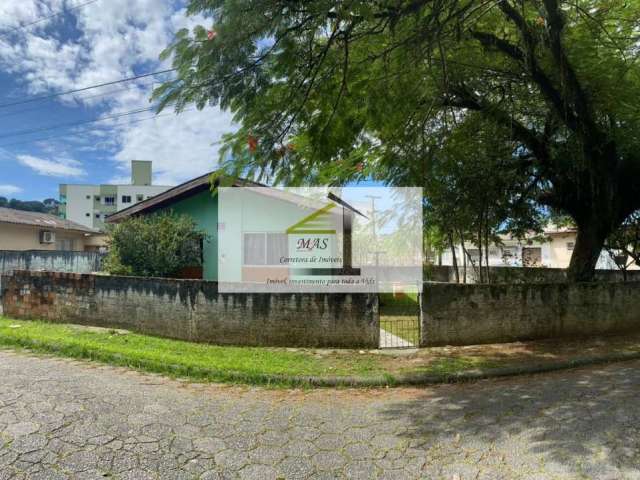 Casa à venda em terreno de 750m² em esquina privilegiada do bairro Forquilhinha