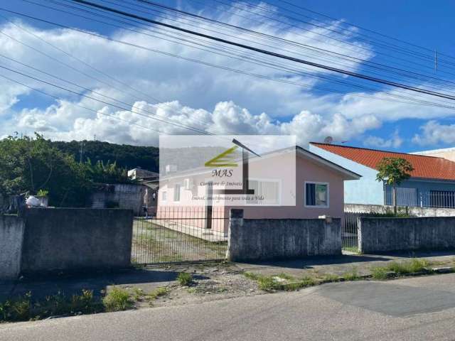 Casa à venda em terreno de 310m² em excelente localização em Forquilhinhas