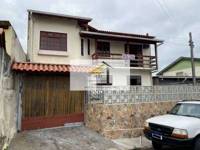 Linda casa com piscina, contendo 4 quartos  localizado na Serraria.