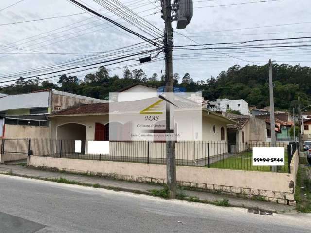 Casa à venda em excelente localização no Saco dos Limões