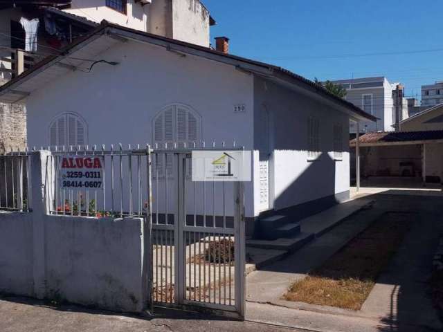 Casa com 02 quartos com quintal, com excelente localização na praia comprida