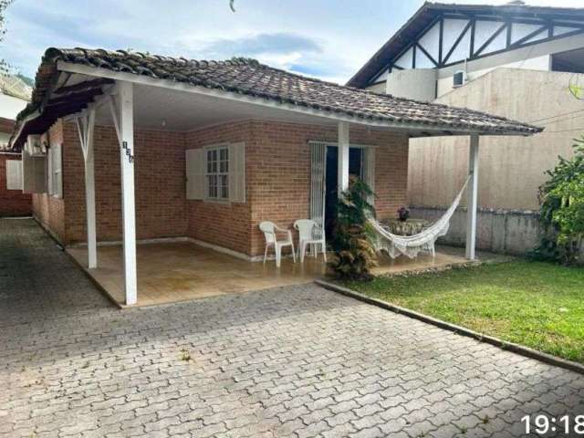 Terreno à Venda Próximo ao Mar - Canasvieiras, Florianópolis. Contém uma casa de 3 dormitórios.