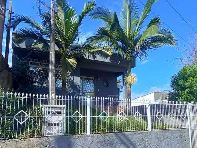 Casa com 03 dormitórios c0m mais uma nos fundos ! ótima localização !