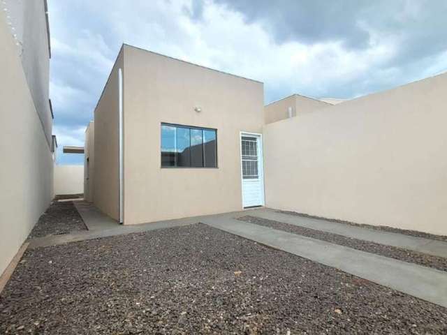 Casa à venda com 2 quartos sendo um suíte.