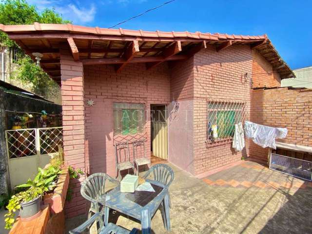 Casa geminada de 2 quartos com suíte no bairro Alto dos Pinheiros