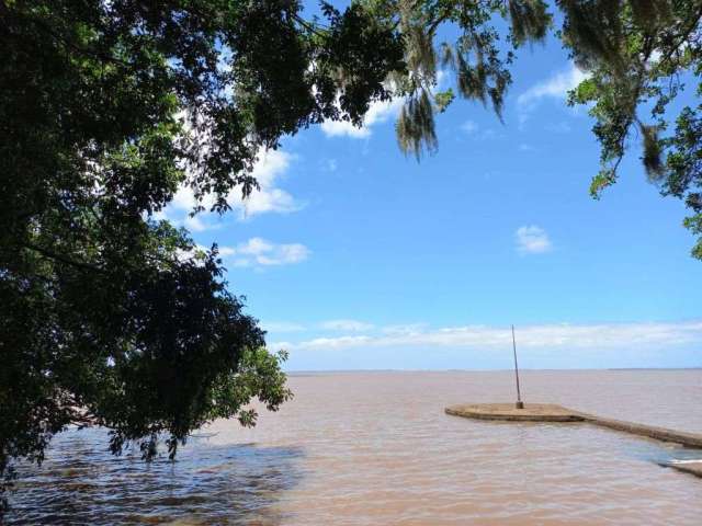 Vendo casa construída em meio a muito verde, natureza e acesso direto ao Guaíba, em Porto Alegre