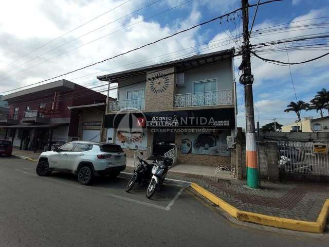 Casa Ampla com 5 dormitórios (sendo 3 suítes) no Centro de Camboriú