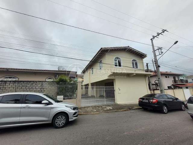 Casa com 3 dormitórios (sendo 1 suíte) no Centro - Camboriú