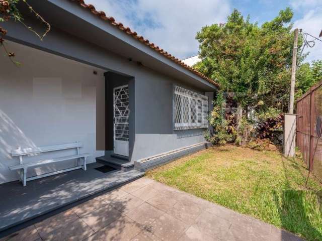 Casa com 3 quartos para alugar na Rua General Nestor Silva Soares, 198, Três Figueiras, Porto Alegre por R$ 6.800