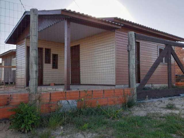 Casa 01 Dorm à venda no Bairro Praia Pérola com 45 m² de área privativa - 1 vaga de garagem