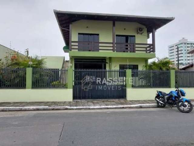 Ampla casa apenas 200 metros do mar no centro de navegantes - sc