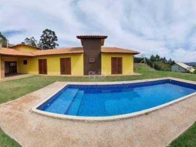 Linda Chácara com Vista Livre da Piscina no Condomínio Sitio Lagos - Ibiúna SP.