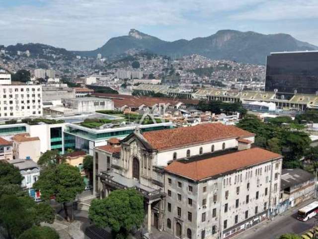 Excelente Quarto e Sala, no Centro do Rio de Janeiro, em frente ao Sambódromo.