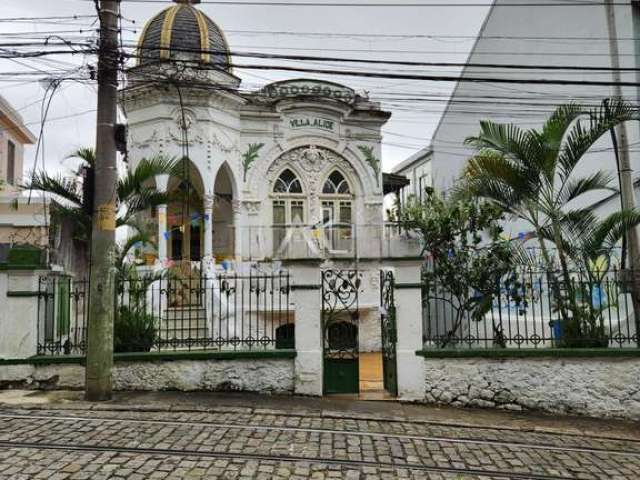 Ótima casa, no auge dos seus 90m², em ponto nobre de SANTA TERESA