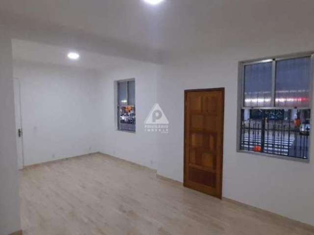 Apartamento tipo casa de 3 quartos, espaçoso e reformado na Praça Saens Pena.