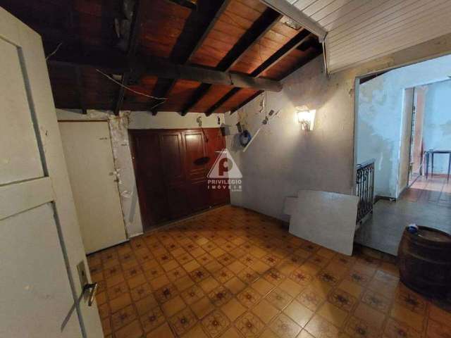 Apartamento tipo casa, 4 quartos, 3 banheiros, 2 cozinhas, despensa, área coberta.