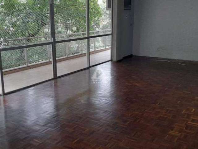 Vendo excelente apartamento. 126 m². 3 quartos (1 suite), varandão, dependência completa, 2 vagas, 1 por andar a 5 min do metrô São Francisco Xavier.