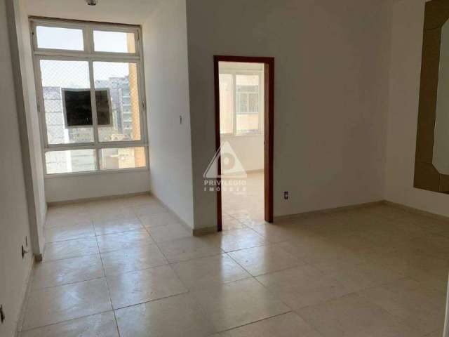 Privilégio vende: Excelente apartamento Reformado em prédio com portaria 24h e circuito de TV, Frente e alto com vista livre