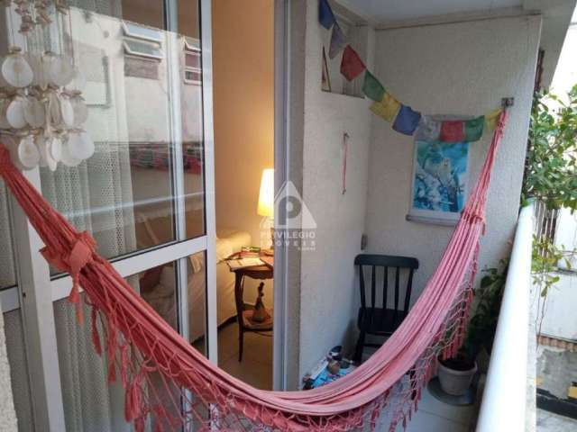 Excelente apartamento de dois quartos com varanda em Laranjeiras