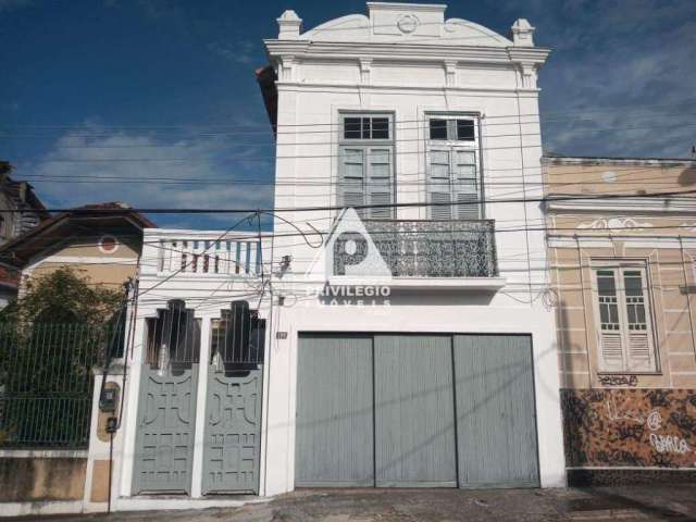 Casa duplex em Santa Teresa, com 9 quartos e 2 vagas.