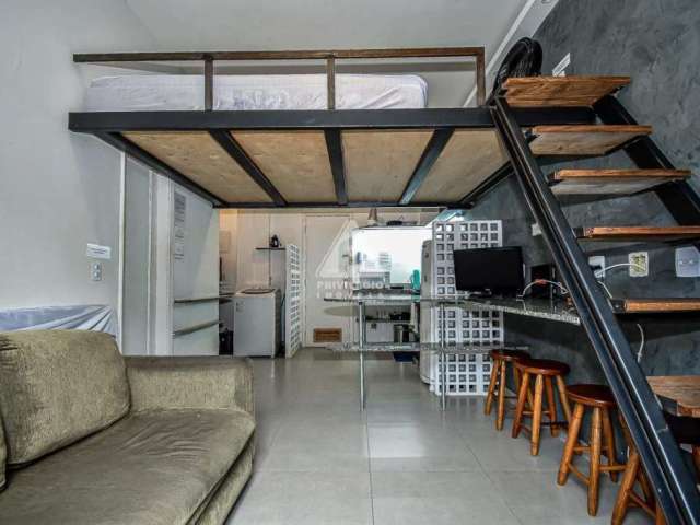 Apartamento Kitnet/conjugado estilo Studio todo reformado por arquiteto, com mezanino no Catete. Vista verde